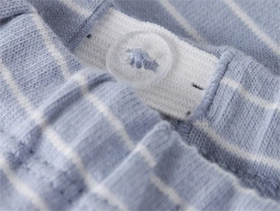 Lil\' Atelier bukser i støvet blå nuance med knapdetalje i taljen