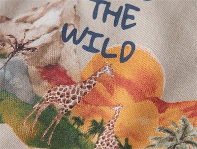 Name It t shirt i beige nuance med giraf og bil print detalje