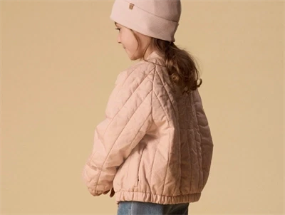 Pige iklædt Lil' Atelier bomberjakke i rosa med stort svanemotiv på ryggen