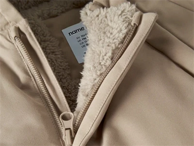 Name It køredragt i beige nuance med hætte og teddyfor