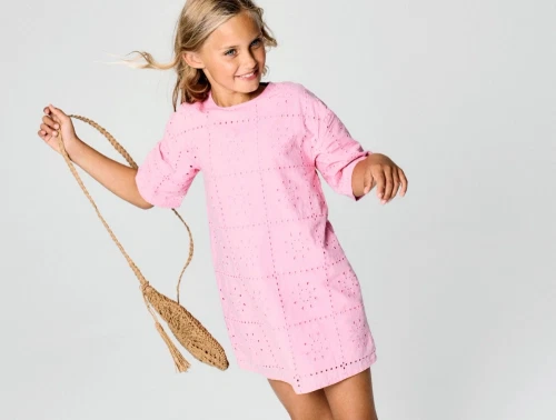 Name It kjole i pink drink med hulmønster set på model