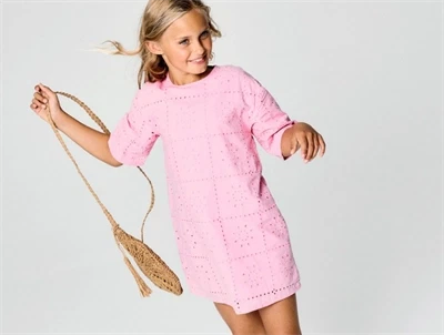 Name It kjole i pink drink med hulmønster set på model