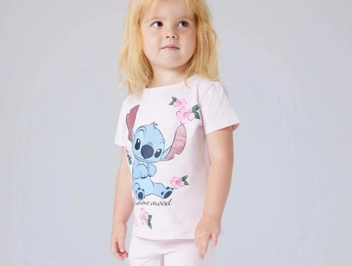 Pige iklædt Name It t-shirt i lyserød nuance med Stitch print foran
