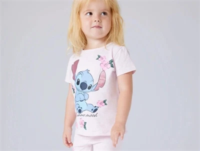 Pige iklædt Name It t-shirt i lyserød nuance med Stitch print foran