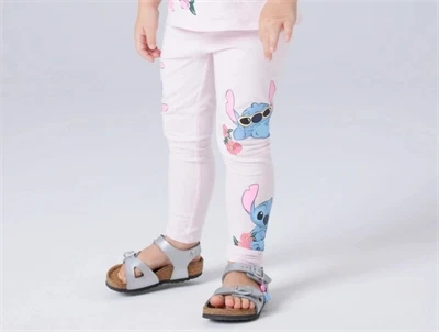 Pige iklædt Name It leggings i lyserød nuance med Stitch print