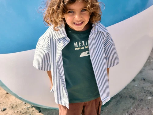 Name It t shirt i grøn nuance set på barn udendørs