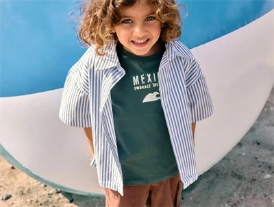 Name It t shirt i grøn nuance set på barn udendørs