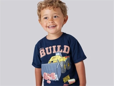 Dreng iklædt Name It t shirt i mørkeblå med Tonka gravemaskine print foran 