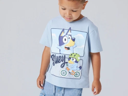 Dreng iklædt Name It t shirt i blå nuance med Bluey print foran