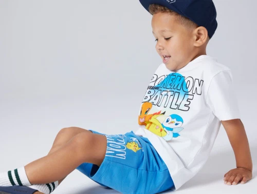 Dreng iklædt Name It t shirt i hvid med Pokémon print foran