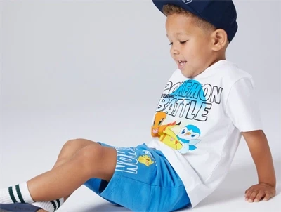 Dreng iklædt Name It t shirt i hvid med Pokémon print foran