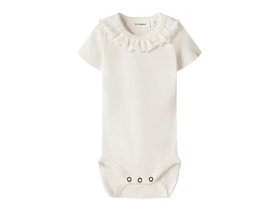 Lil Atelier body i råhvid nuance med flæser forfra