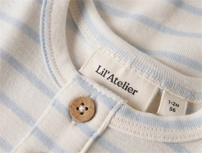 Lil Atelier heldragt i råhvid nuance med lyseblå striber detalje