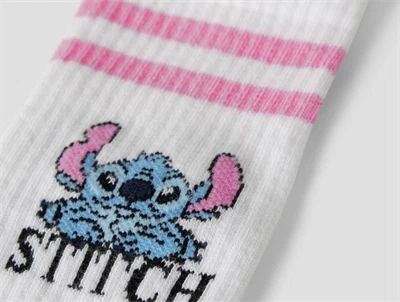 Name It strømper i bright white med Stitch motiv og pink striber detalje