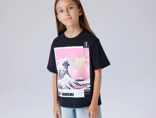Name It t-shirt i black med Hokusai print set på model