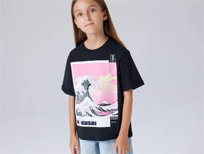 Name It t-shirt i black med Hokusai print set på model
