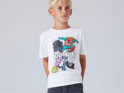 Name It t-shirt i bright white med Fortnite print set på model