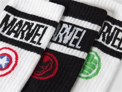 Name It strømper i bright white med Marvel logo detalje