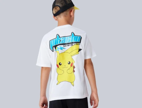 Name It t-shirt i bright white med Pokémon print set på model