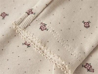 Name It leggings i råhvid nuance med ribstruktur og blomsterprint detalje