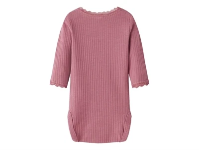 Name It body i rosa nuance med ribstruktur bagfra