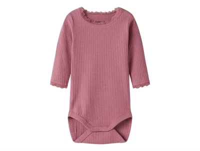 Name It body i rosa nuance med rib og blondekanter