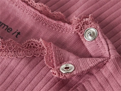 Name It body mesa rose detalje med blondekant og trykknapper
