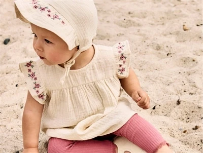 Baby iklædt Name It leggings i rosa nuance med rib og blondekant