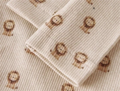 Name It leggings i råhvid nuance detalje med rib og løveprint