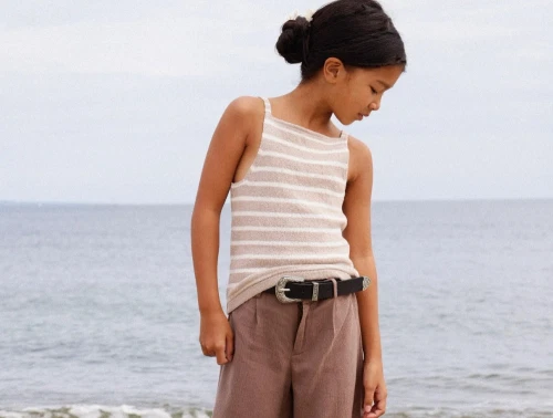 Name It top i chateau gray med hvide striber set på model