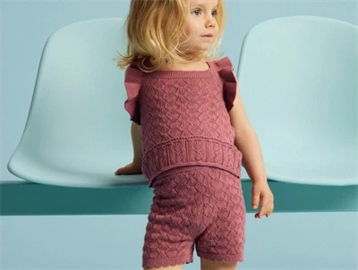 Name It strikshorts i rosa nuance med hulmønster på model