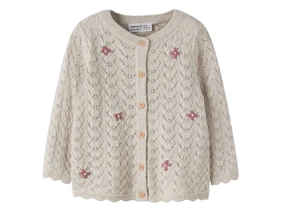 Name It cardigan i råhvid nuance med hulmønster og blomster forfra