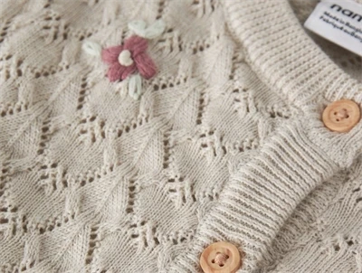 Name It cardigan i råhvid nuance med hulmønster og blomster detalje