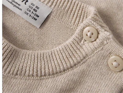 Name It striktrøje i råhvid nuance detalje med knapper ved skulder