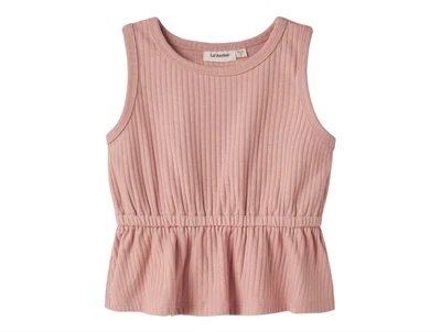 Lil' Atelier top i rosa nuance med ribstruktur og uden aermer
