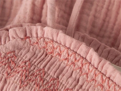 Lil\' Atelier top i rosa nuance med let struktur og scallop kant