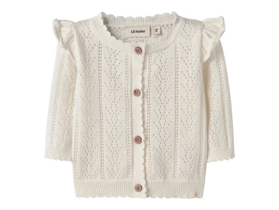 Lil Atelier cardigan i råhvid nuance med hulmønster og flæser forfra