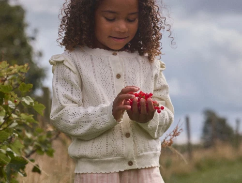 Lil Atelier cardigan i råhvid nuance med hulmønster på model