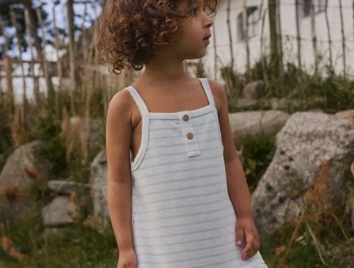 Lil Atelier kjole i råhvid nuance med lyseblå striber på model