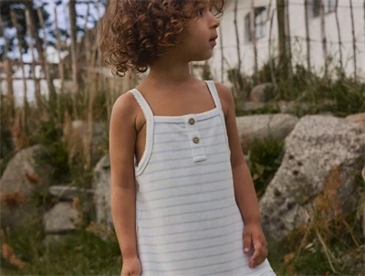Lil Atelier kjole i råhvid nuance med lyseblå striber på model