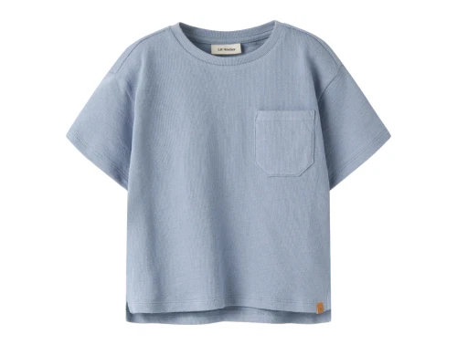 Lil Atelier t-shirt i blå nuance med brystlomme forfra