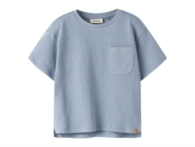 Lil Atelier t-shirt i blå nuance med brystlomme forfra