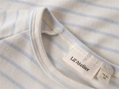 Lil Atelier t-shirt i råhvid nuance med lyseblå striber detalje