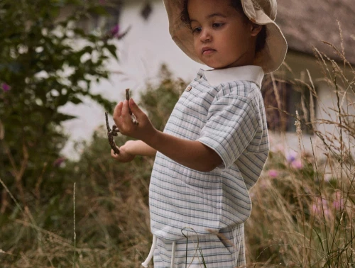 Dreng iklædt Lil\' Atelier polo t shirt i raahvid nuance med stribet moenster