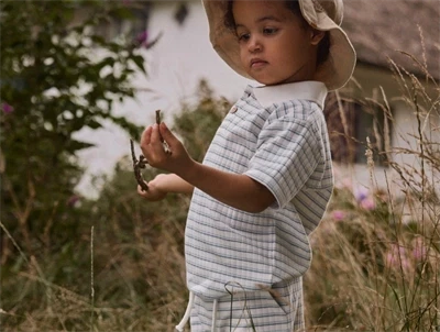 Dreng iklædt Lil' Atelier polo t shirt i raahvid nuance med stribet moenster