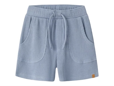 Lil Atelier shorts i blå nuance med struktur og snøre forfra