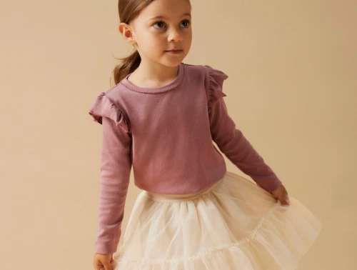 Pige iklædt Lil\' Atelier bluse i lilla nuance nostalgia rose stylet med nederdel