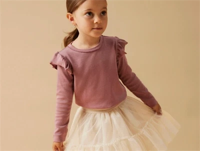 Pige iklædt Lil' Atelier bluse i lilla nuance nostalgia rose stylet med nederdel