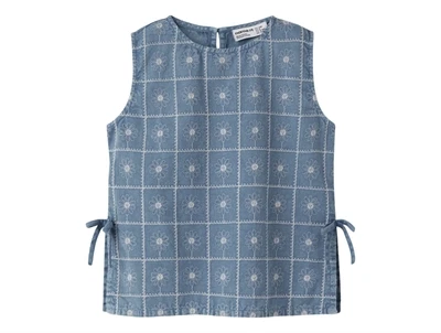 Name It top i faded denim med broderede blomster forfra