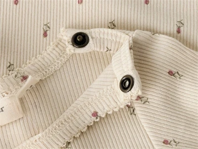 Lil\' Atelier natdragt i råhvid nuance med trykknapper ved hals